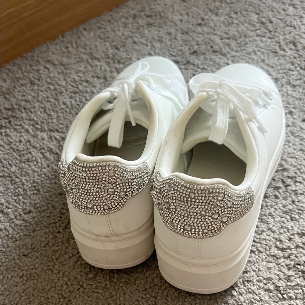 Elegant White Sneakers with Rhinestone Detailing